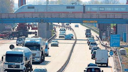 Im Schnelldurchgang soll ein Gesetzesentwurf verabschiedet werden, der die Bahn-Lobby verärgert: Elektro-Lkw sollen demnach komplett von Mautabgaben befreit werden. Zudem soll die Halbierung der Trassenpreise für Züge erst 2019 kommen. 