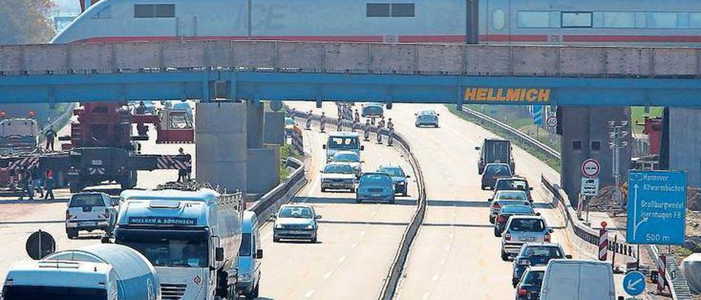 Im Schnelldurchgang soll ein Gesetzesentwurf verabschiedet werden, der die Bahn-Lobby verärgert: Elektro-Lkw sollen demnach komplett von Mautabgaben befreit werden. Zudem soll die Halbierung der Trassenpreise für Züge erst 2019 kommen.