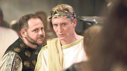 Spätrömisch. Oliver Masucci (re.) und Samuel Finzi in Oskar Roehlers "Herrliche Zeiten.. 