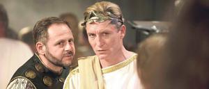 Spätrömisch. Oliver Masucci (re.) und Samuel Finzi in Oskar Roehlers "Herrliche Zeiten.. 