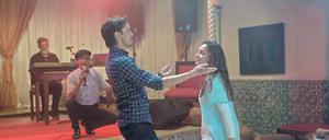 Utopie der Freiheit: eine Tanzszene aus Karim Moussaouis Episodenfilm „En Attendant les Hirondelles“.