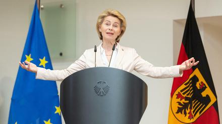 Ursula von der Leyen (CDU), Verteidigungsministerin verlangt deutlich mehr Geld für die Bundeswehr. 