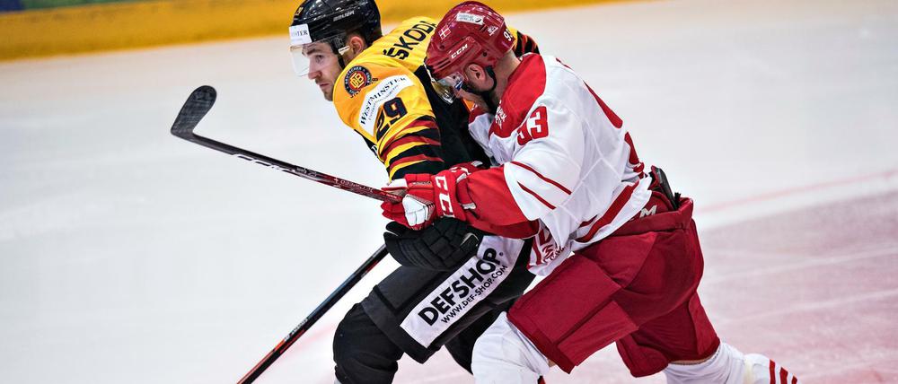 WM-Kampf. Leon Draisaitl (l.) eröffnet die WM mit Deutschland gegen Peter Regin und Dänemark.