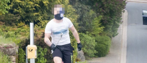 Mit Dreieckstuch der "Arischen Bruderschaft" und Schraubenschlüssel: einer der mutmaßlichen Täter im Eichsfeld.