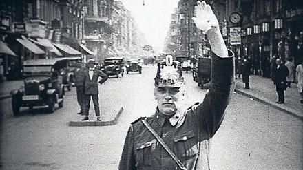 Achtung, anhalten! Auch dieser Polizist, nur echt mit Tschako, gehört zum Personal des Dokumentarfilms „Berlin – die Sinfonie der Großstadt“. 