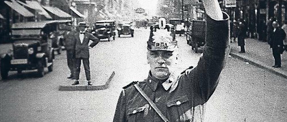 Achtung, anhalten! Auch dieser Polizist, nur echt mit Tschako, gehört zum Personal des Dokumentarfilms „Berlin – die Sinfonie der Großstadt“. 