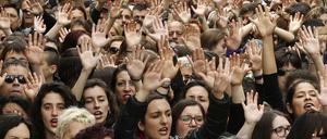 Zehntausende gingen wie hier in Pamplona auf die Straße.