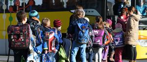 Bus mit Schulkindern in Berlin.