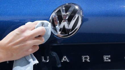 03.05.2018, Berlin: Fahrzeuge des Autoherstellers VW werden zu Befginn der Hauptversammlung 2018 der Volkswagen AG auf dem Berliner Messegelände auf Hochglanz poliert. Foto: Wolfgang Kumm/dpa +++ dpa-Bildfunk +++