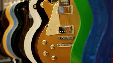 Gibson-Gitarren in einem Musikalien-Laden in Singapur.