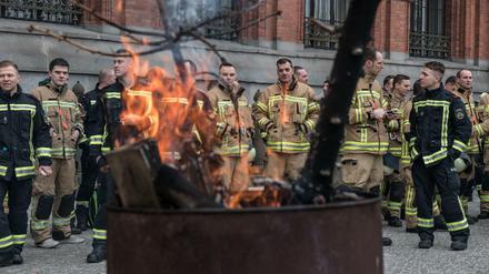 Bis Montagnachmittag brannte die Tonne vorm Rathaus noch - mit der Einigung erlosch das Feuer. (Archivbild)