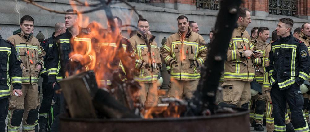 Bis Montagnachmittag brannte die Tonne vorm Rathaus noch - mit der Einigung erlosch das Feuer. (Archivbild)