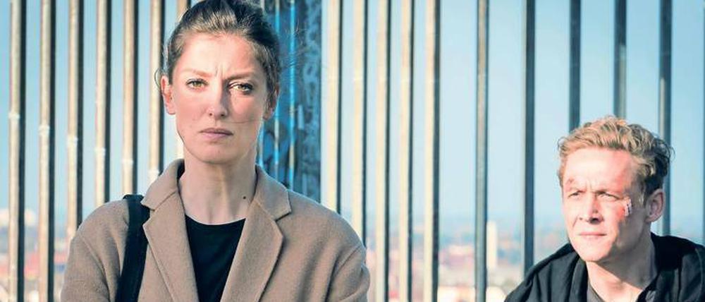 Noch bedrohlicher wird es in „You Are Wanted“ für Lukas und Hanna Franke (Alexandra Maria Lara und Matthias Schweighöfer).