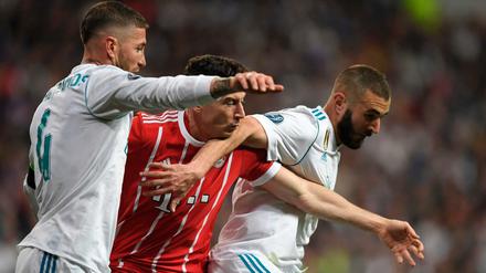Es war ein enges Ding zwischen Bayern und Real. Hier muss es Robert Lewandowski mit Ramos und Benzema aufnehmen. 