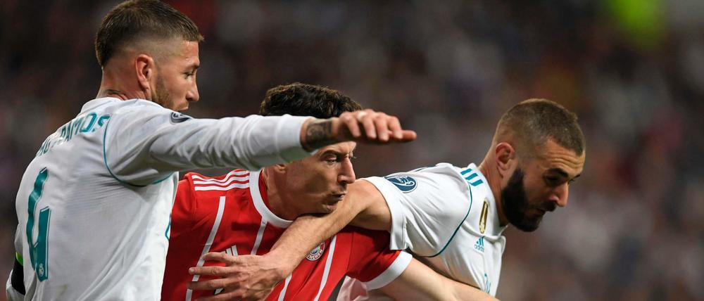 Es war ein enges Ding zwischen Bayern und Real. Hier muss es Robert Lewandowski mit Ramos und Benzema aufnehmen.