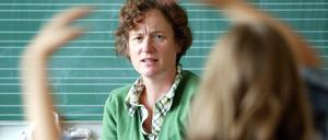 Eine Lehrerin reagiert auf eine Schülerin, die im Unterricht stört.