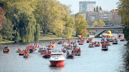 Idylle bei Berlin. Zum Glück gibt es freiwillige Wasserretter der DLRG (r.o.).