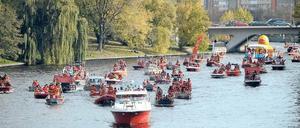 Idylle bei Berlin. Zum Glück gibt es freiwillige Wasserretter der DLRG (r.o.).