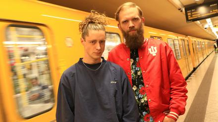 iVerliebt in Berlin. Über zweihundert Songs wurden bereits über die deutsche Hauptstadt geschrieben. Bennet Seuss (li.) und Anton Bruch haben diese Sammlung um ein Lied erweitert.