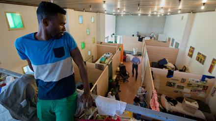 Ein aus Ghana stammender Flüchtling im ehemaligen Gebetssaal der Gutleutgemeinde in Frankfurt am Main. 