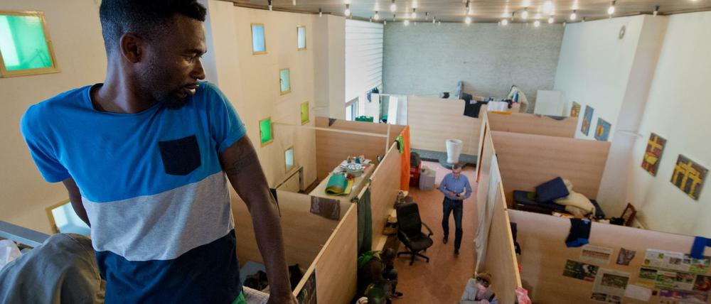 Ein aus Ghana stammender Flüchtling im ehemaligen Gebetssaal der Gutleutgemeinde in Frankfurt am Main. 