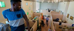 Ein aus Ghana stammender Flüchtling im ehemaligen Gebetssaal der Gutleutgemeinde in Frankfurt am Main. 