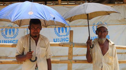 Diese Rohingya-Männer im Flüchtlingslager Kutupalong schützen sich Mitte April 2018 mit Schirmen vor der Sonne. 