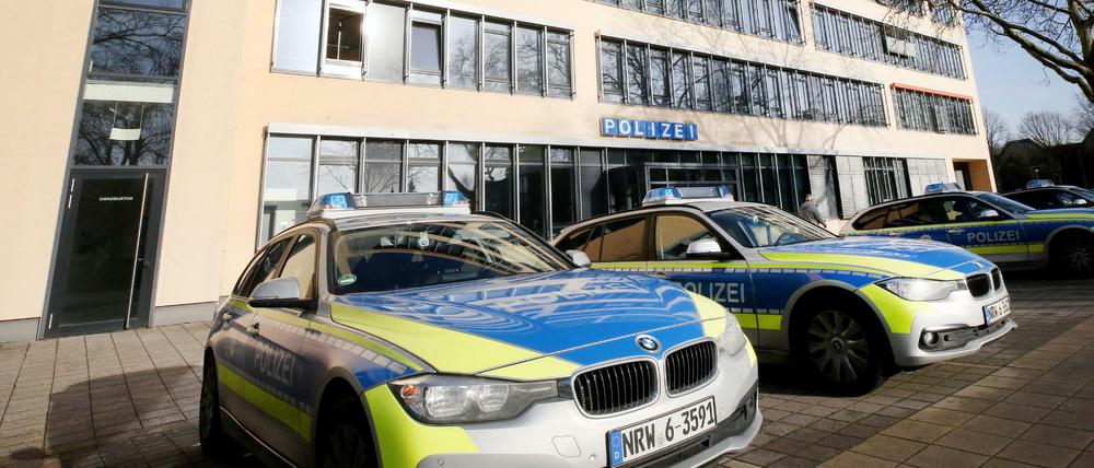 Polizeiwagen stehen vor der Polizeiwache Süd in Gelsenkirchen.
