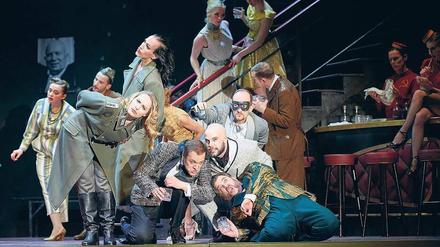 Wie kann man bei so viel Action auch noch singen? Szene aus der „Fledermaus“ von Johann Strauß. 