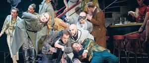 Wie kann man bei so viel Action auch noch singen? Szene aus der „Fledermaus“ von Johann Strauß.