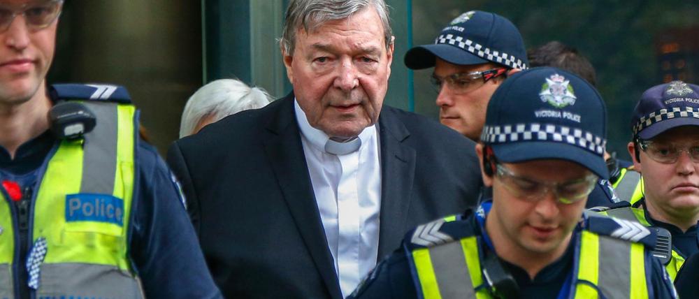 George Pell (Mitte), bisheriger Finanzchef des Vatikans, verlässt das Gericht in Australien. Der Kardinal muss sich wegen Missbrauchsvorwürfen stellen.
