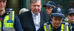 George Pell (Mitte), bisheriger Finanzchef des Vatikans, verlässt das Gericht in Australien. Der Kardinal muss sich wegen Missbrauchsvorwürfen stellen.