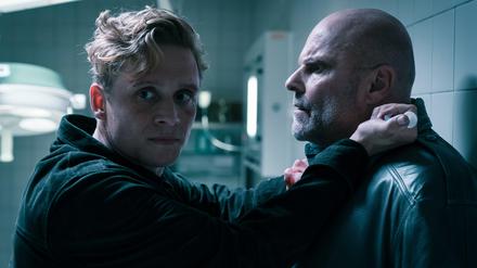 In der zweiten Staffel der Amazon-Serie "You Are Wanted" muss sich Matthias Schweighöfer als Lukas Franke den BND vom Hals halten.