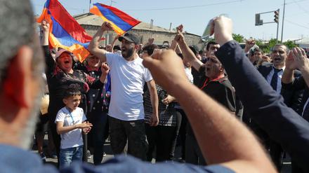 Unterstützer des Oppositionellen Paschinjan demonstrieren und blockieren eine Straße in Armeniens Hauptstadt Eriwan.