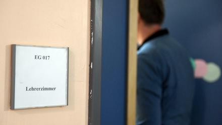 Das Lehrerzimmer kann ein Schutzraum sein, wenn Lehrkräfte von Schülern bedroht werden.