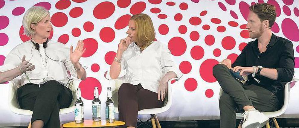 20 Prozent weniger: Senderchefin Anne-Marie Dohm von DR Danmark (links) erläutert RBB-Intendantin Patricia Schlesinger die Situation des öffentlich-rechtlichen Rundfunks in Dänemark. Mit im Bild: Moderator Louis Klamroth.