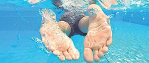 Ab ins Wasser, aber sicher. Seit dem 1. Mai sind bereits etliche Berliner Strand- und Sommerbäder geöffnet.