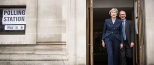 Theresa May, Premierministerin von Großbritannien, und ihr Ehemann Philip bei einem Wahllokal im Methodist Central Hall.