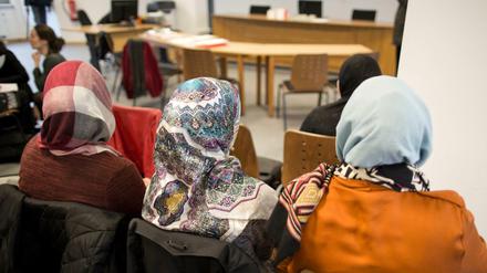 Derzeit wird am Berliner Arbeitsgericht in mehreren Fällen über das Kopftuchverbot für Lehrerinnen an Schulen verhandelt. 
