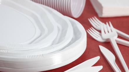 Die EU-Kommission will den Plastikverbrauch in Europa eindämmen, indem sie Plastikgeschirr verbietet.