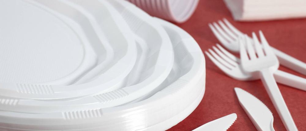 Die EU-Kommission will den Plastikverbrauch in Europa eindämmen, indem sie Plastikgeschirr verbietet.