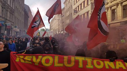 Mit viel Rauch zog die an der Spitze vermummte 18-Uhr-Demo durchs Myfest.