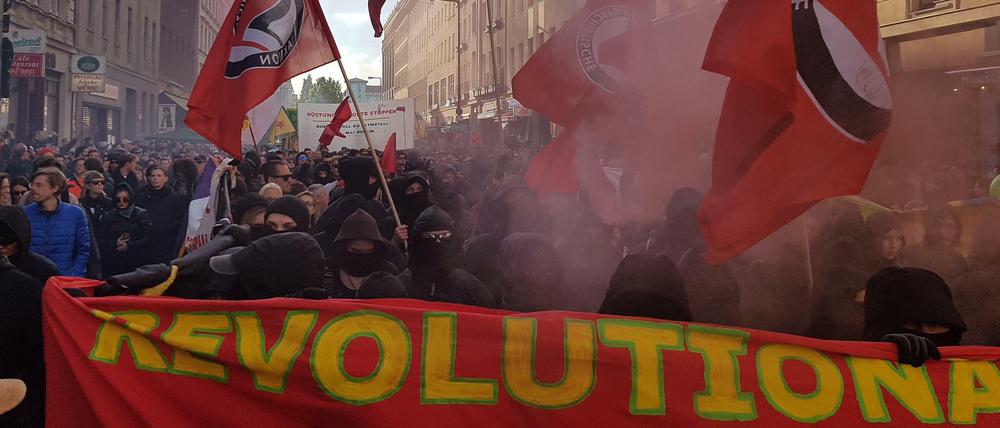 Mit viel Rauch zog die an der Spitze vermummte 18-Uhr-Demo durchs Myfest.