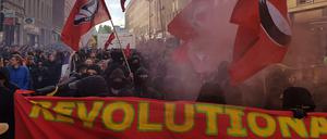 Mit viel Rauch zog die an der Spitze vermummte 18-Uhr-Demo durchs Myfest.