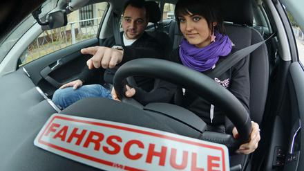 Fahrschülerin mit Fahrlehrer.