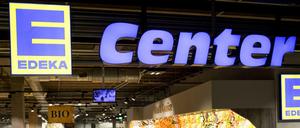 Kunden in einer Edeka-Filiale.