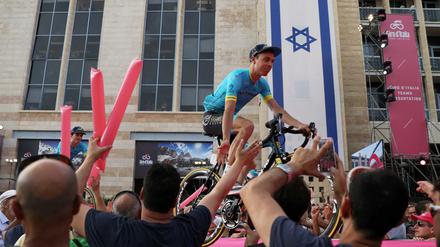 Astana-Fahrer Sergei Chernetskii begrüßt die Fans in Jerusalem. Es ist das größte Sportereignis in der Geschichte Israels.