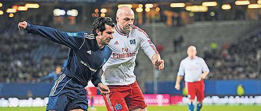 Große Zeiten. Stefan Schnoor (r., hier bei einem Benefizkick mit Luis Figo) spielte für den HSV und Wolfsburg.