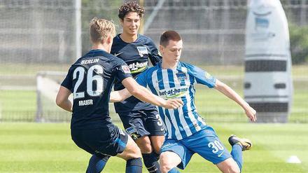 Mit feinem Fuß. Der 18 Jahre alte Julius Kade spielte in dieser Saison auch schon für Herthas Profiteam in der Europa League.