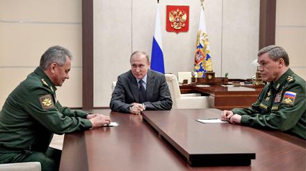 Russlands Präsident Wladimir Putin, Verteidigungsminister Sergei Shoigu (l.) und Generalstabschef Valery Gerasimov. 